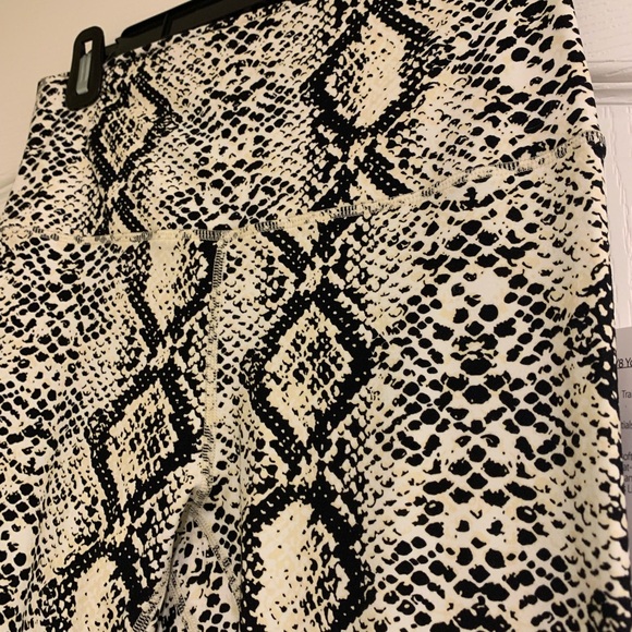 Buttery Soft Medium leggings snake print - Picture 4 of 5